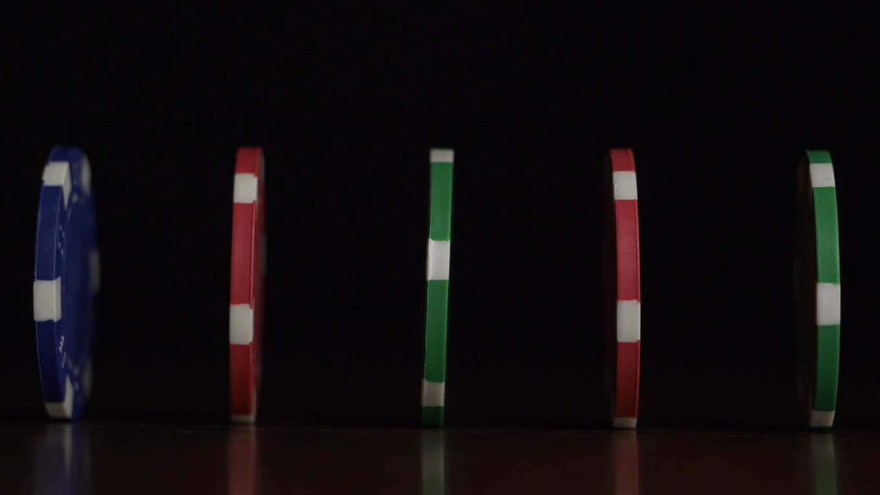 fichas de póquer en una mesa