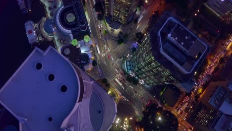 Timelapse-De-Hiperlapso-Aéreo-De-Intersección-De-Calles-De-Ciudad-Moderna-Y-Concurrida-Y-Edificios-Altos-En-La-Noche