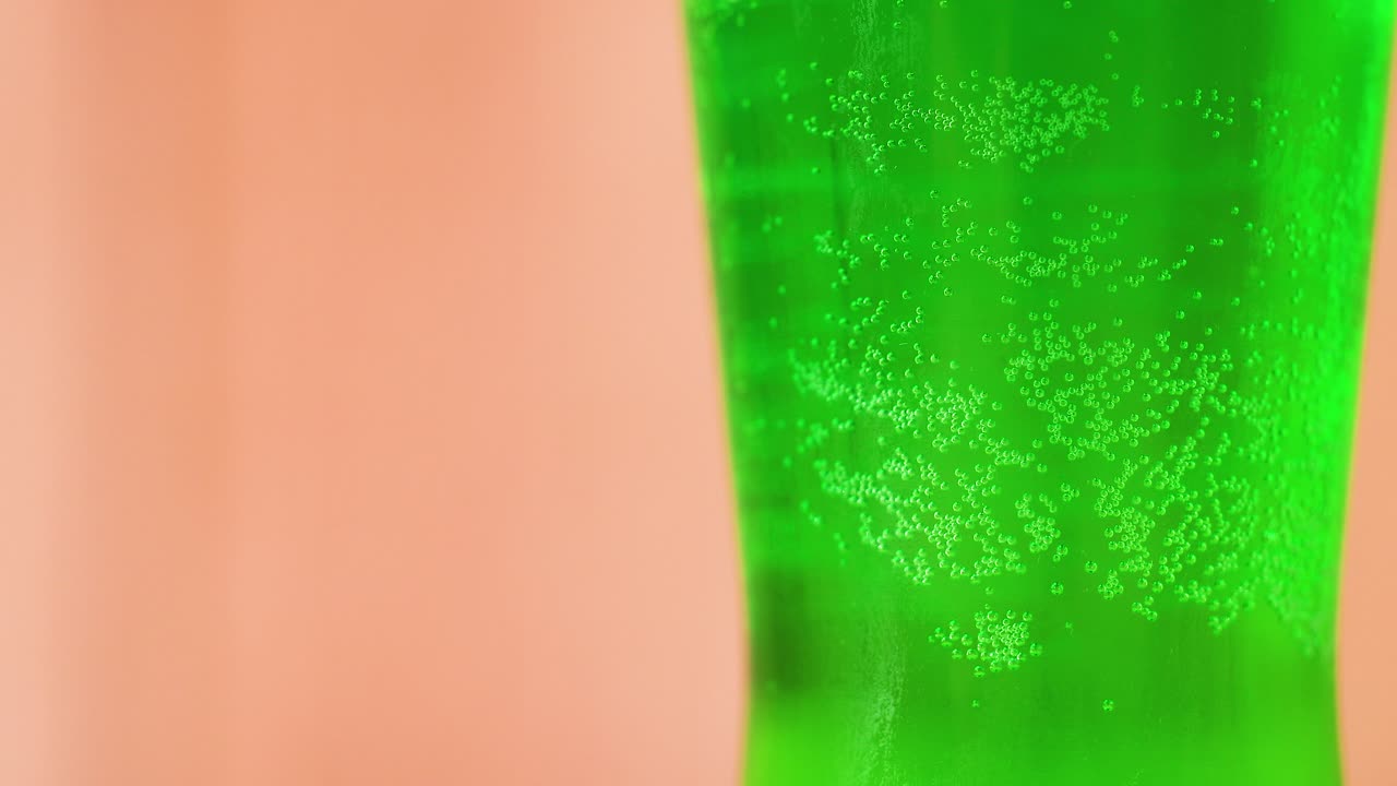 líquido verde con burbujas en un vaso