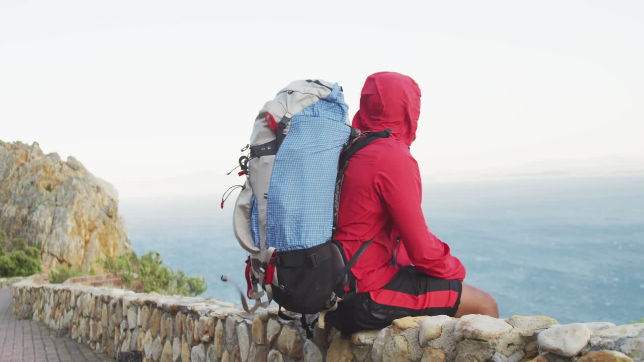 hombre deportivo de raza mixta con pierna protésica disfruta de su caminata