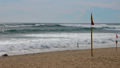 Grandes-Olas-Rompiendo-En-La-Playa-En-Mexico