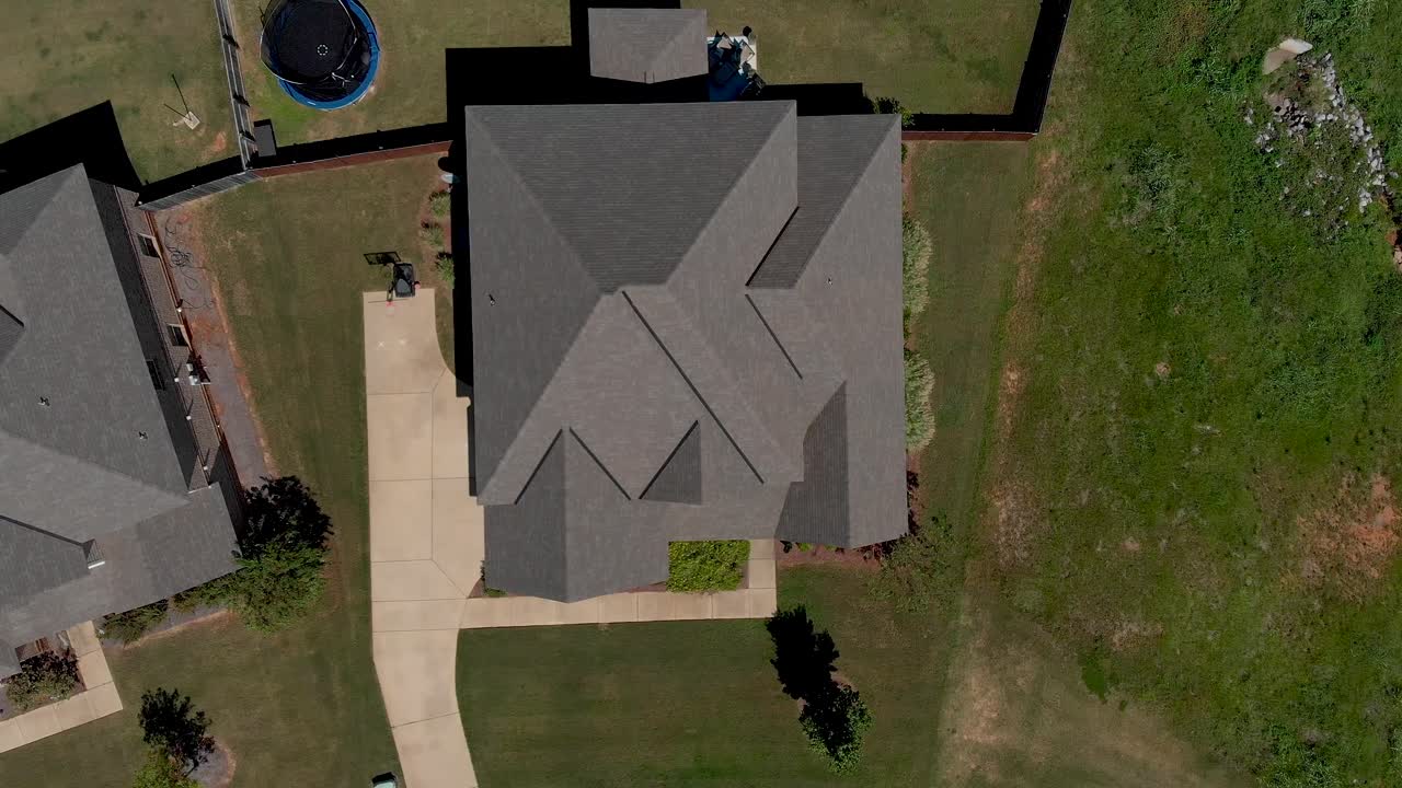 vista de arriba hacia abajo de la casa y el patio del vecindario suburbano