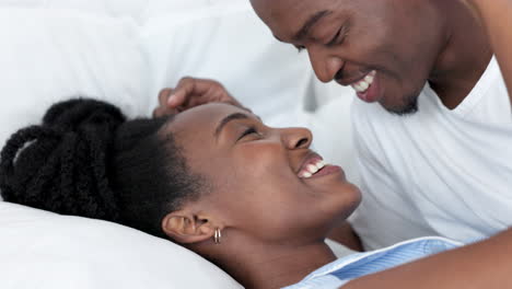 Happy-African-couple-in-bed