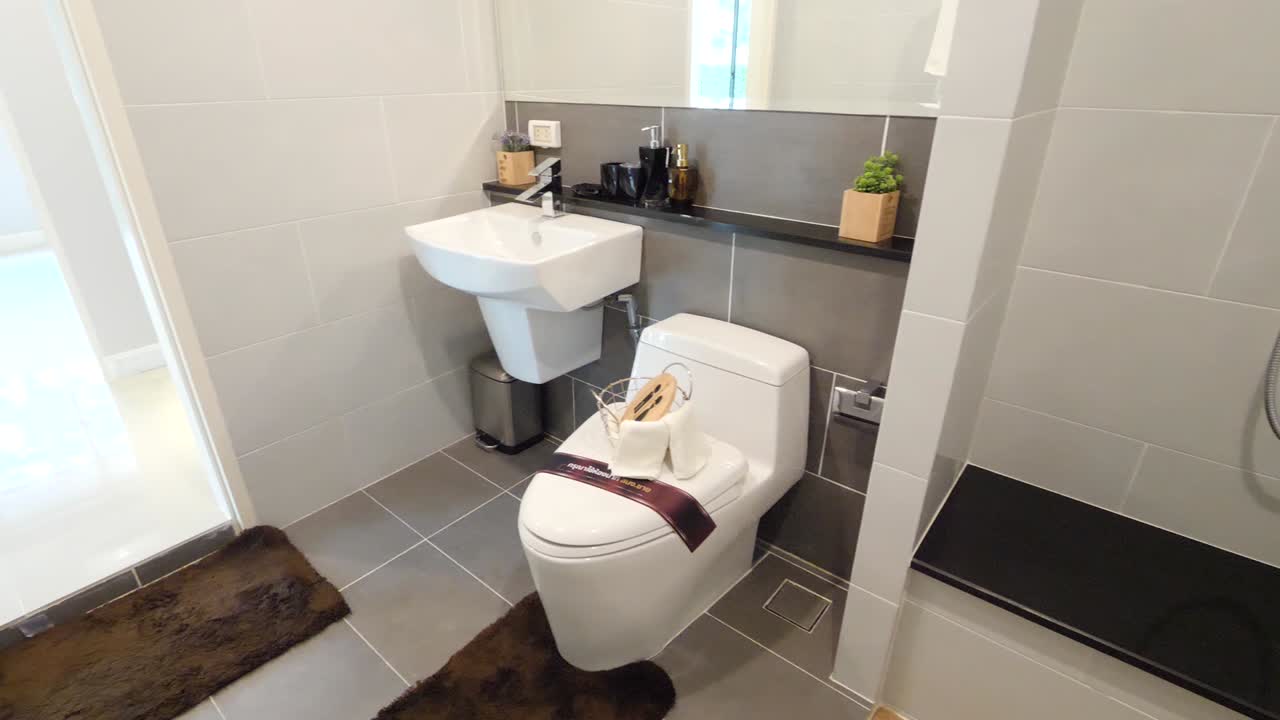 decoración de baño de piso de baldosas de cerámica blanca