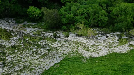 Von-Oben-Nach-Unten-Perspektive-Der-Dünnen,-Zerklüfteten-Bergkette-Des-Vietnamesischen-Berges