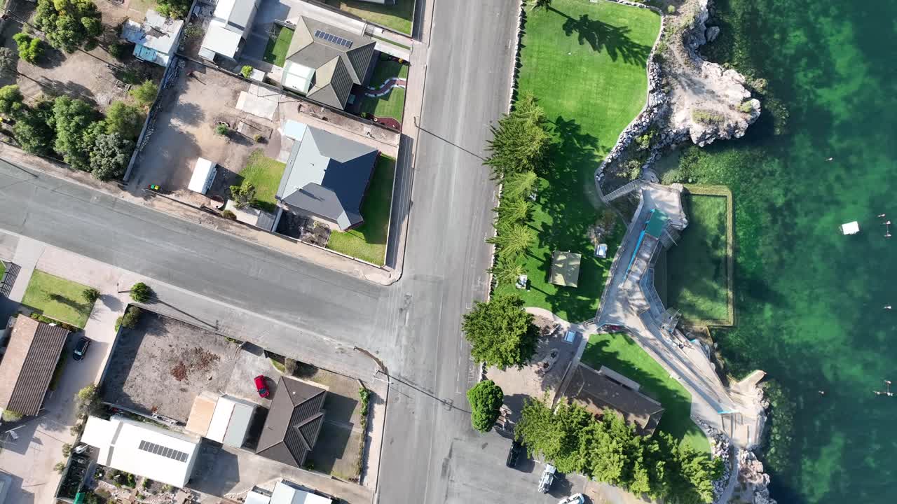 남호주 에디스버그 해안에 있는 에디스버그 조수 풀의 하향식 드론 샷