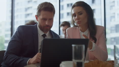 Pareja-De-Empresarios-Exitosos-Hablando-Por-Video-Chat-Usando-Una-Computadora-Portátil-En-Una-Cafetería.