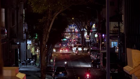 Stadtstraße-Mit-Etwas-Verkehr-In-Der-Nacht