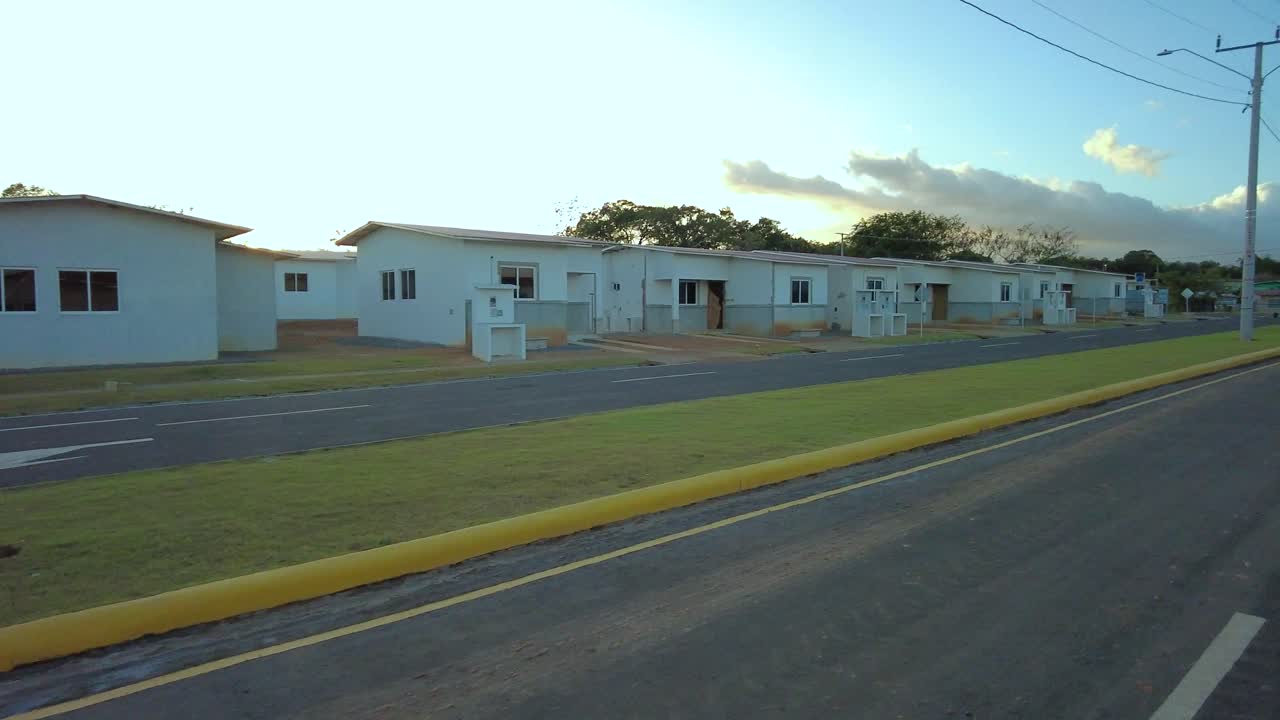 abandonada, pequeña ciudad donde los únicos residentes son los recuerdos del pasado con los edificios en ruinas y las calles olvidadas