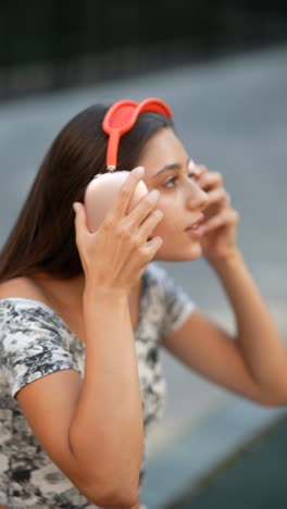 mujer con auriculares