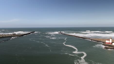 Flying-back-revealing-the-Coquille-River-Lighthouse-and-opening-to-the-Pacific-Ocean,-aerial