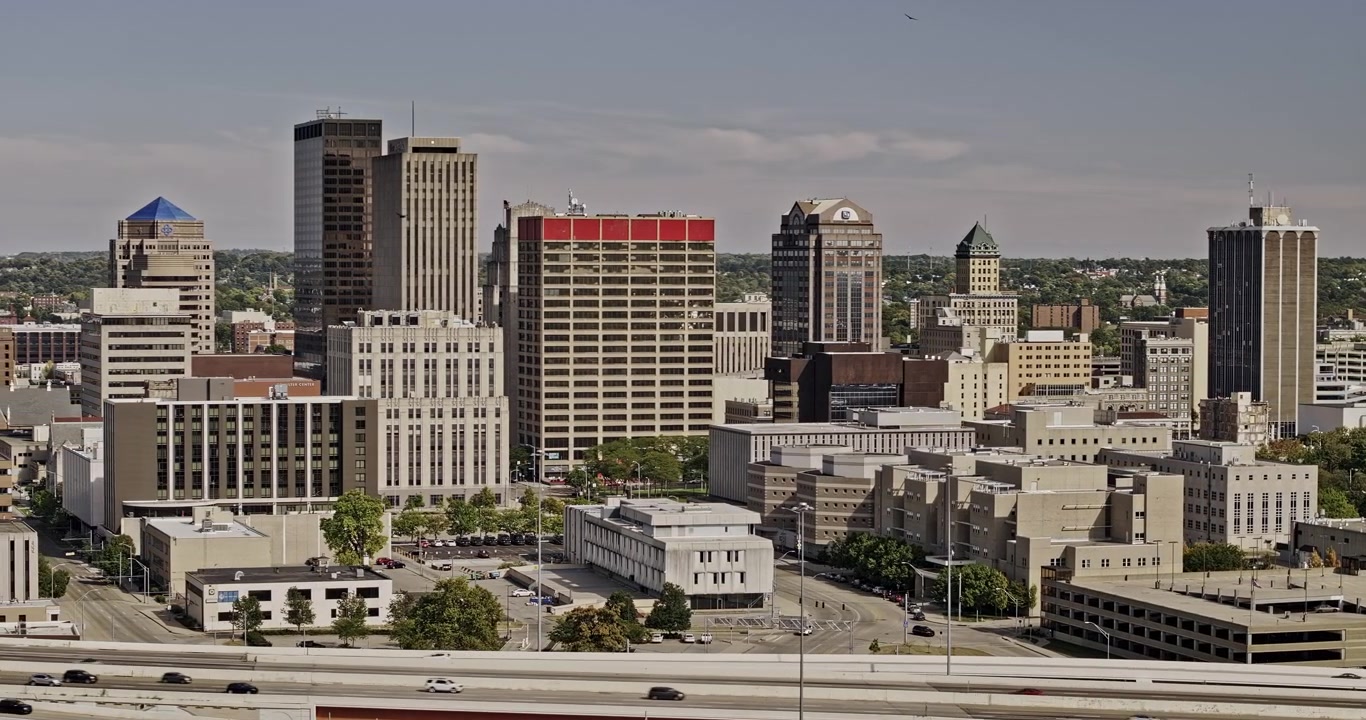 Dayton Ohio Aerea v10, sorvolo basso con teleobiettivo lungo il fiume Great Miami oltre Midtown e l'autostrada verso il centro città - Ripreso con Mavic 3 Pro Cine - 21 settembre 2023