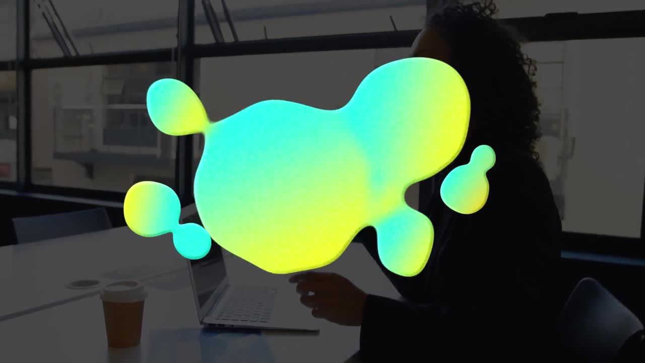 animación de una mancha colorida sobre una mujer de negocios en la oficina