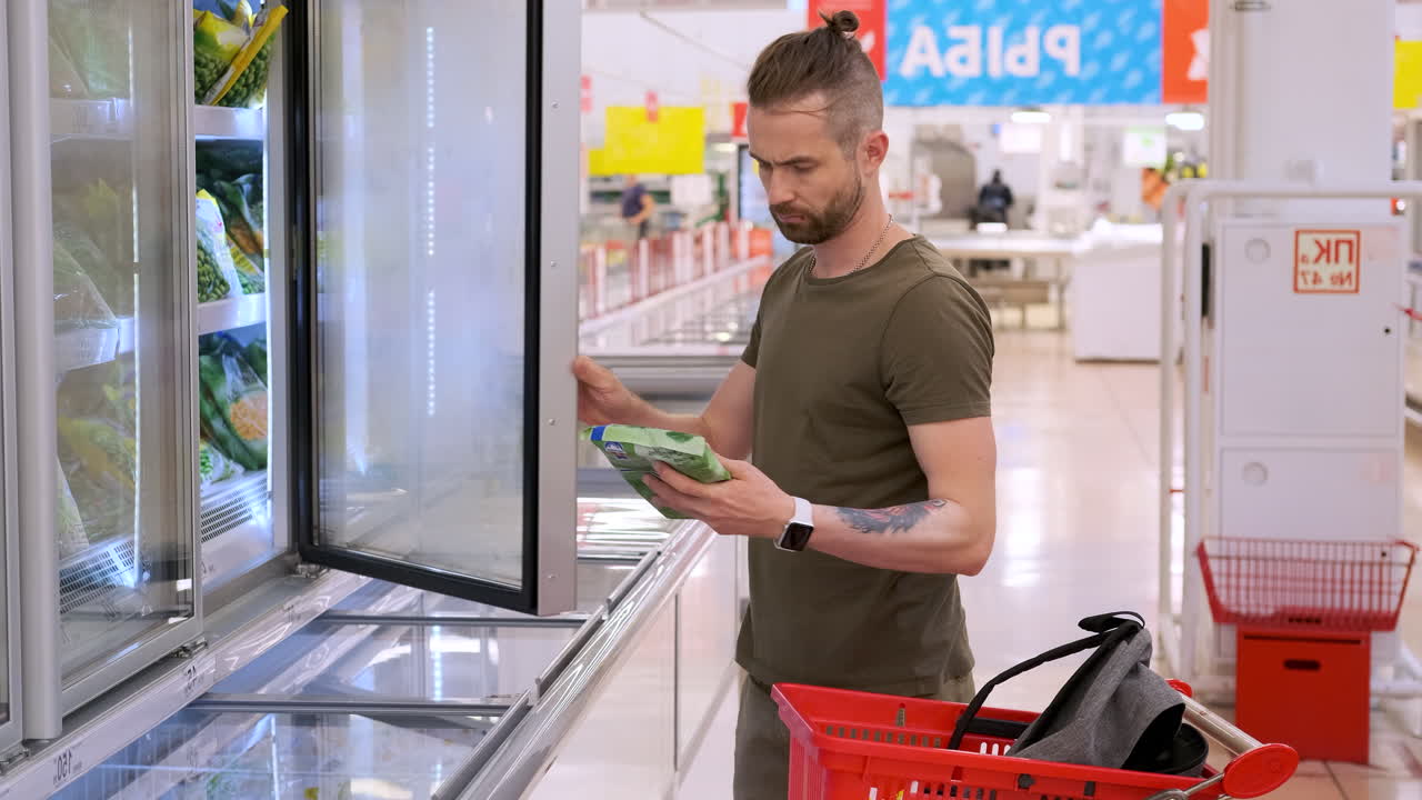 Uomo che acquista verdure surgelate in un supermercato