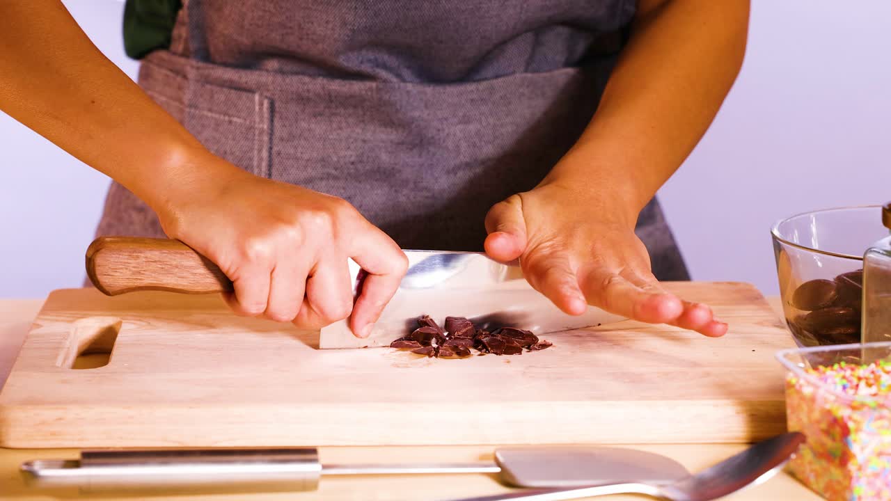 persona cortando discos de chocolate con un cuchillo