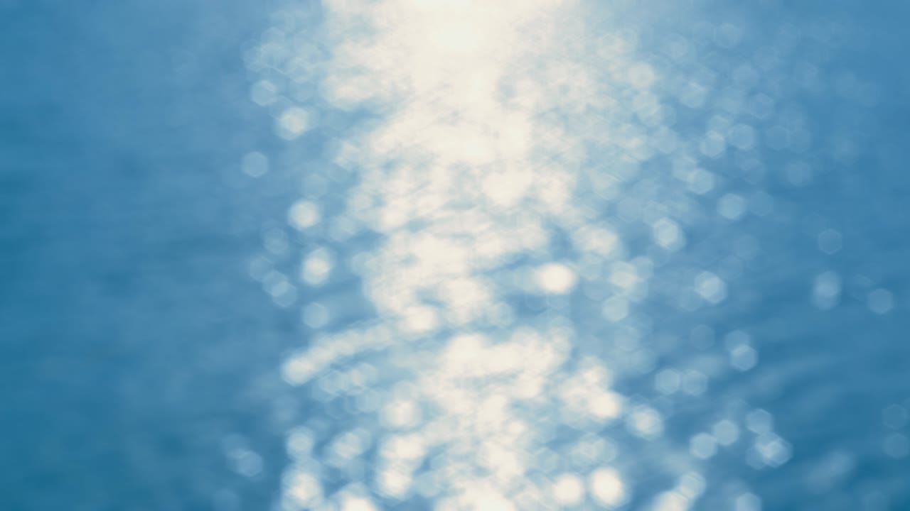 은 날에 아름다운 파동과 반이는 물 표면의 완전히 초점을 맞추지 않은 4k 의 물 - 끊임없는 루프