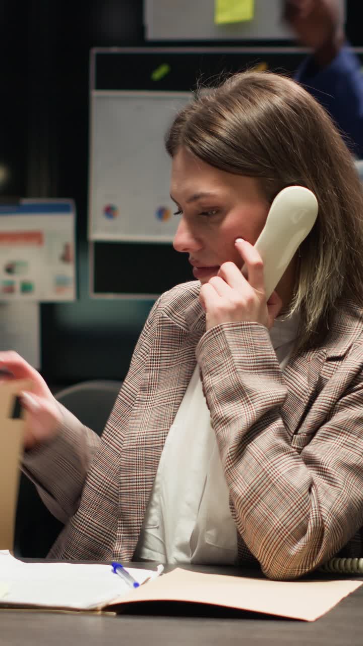 Forretningskvinde i telefonen på kontoret