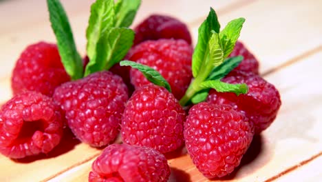 frambuesas rojas con menta en la caja de madera. frutas de frambuesa frescas como fondo de alimentos. alimentos saludables nutrición orgánica. de cerca. 4k