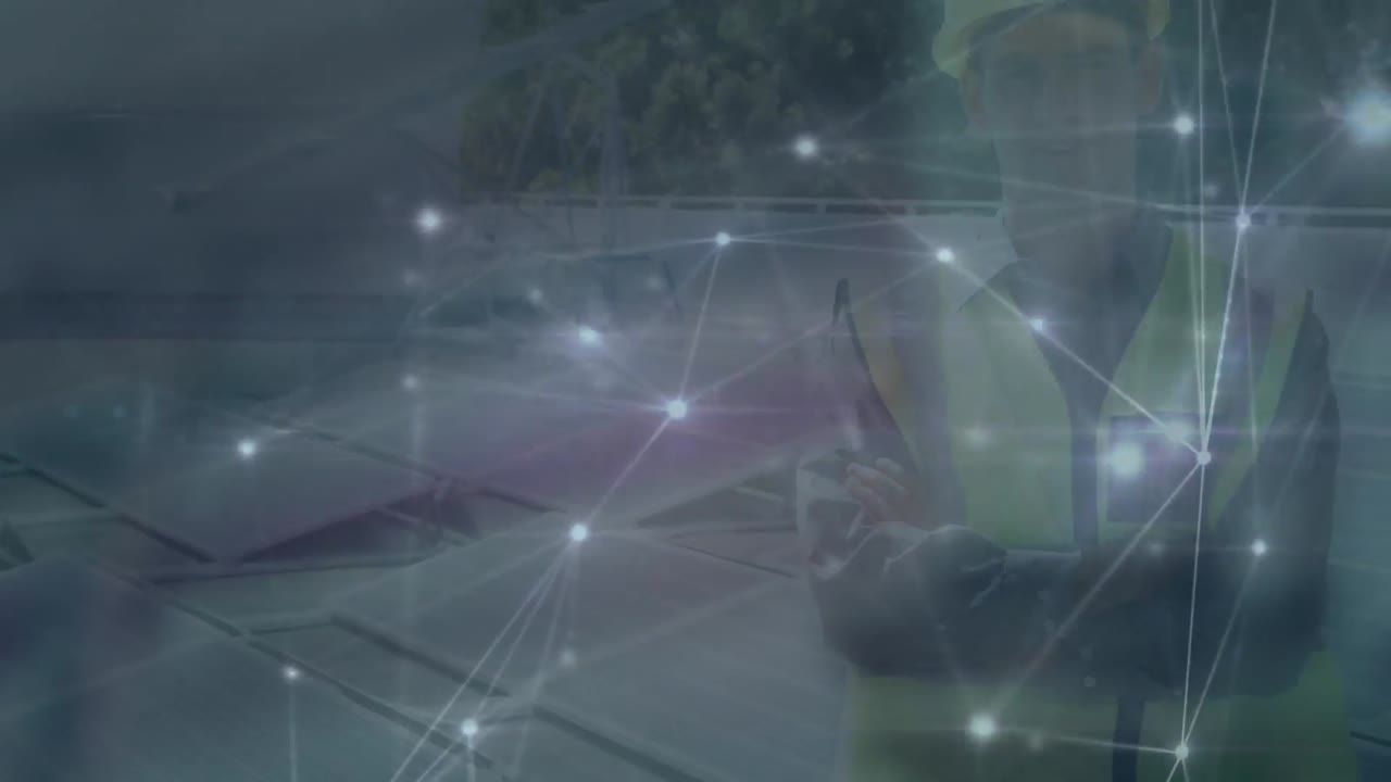 카우카스계 남성 엔지니어와 태양 패널을 통해 연결의 애니메이션