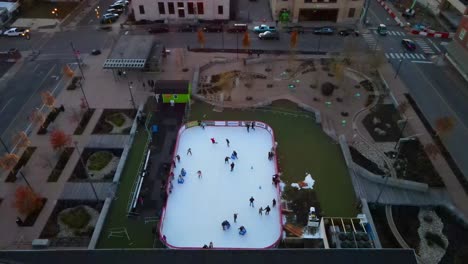 Gente-Patinando-En-La-Pista-De-Hielo-De-Invierno-De-Los-Comunes-Del-Centro-En-Clarksville,-Tennessee