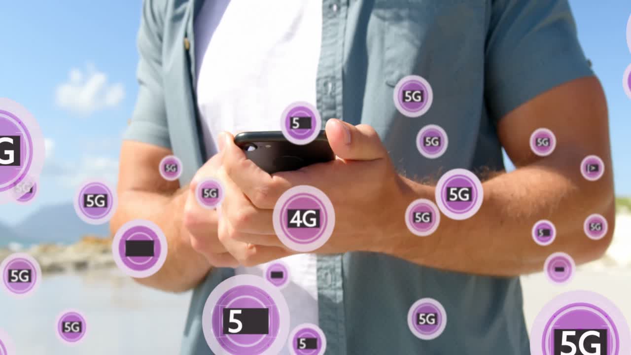 animación de pancartas de texto 5g sobre la sección media de un hombre caucásico usando un teléfono inteligente al aire libre.