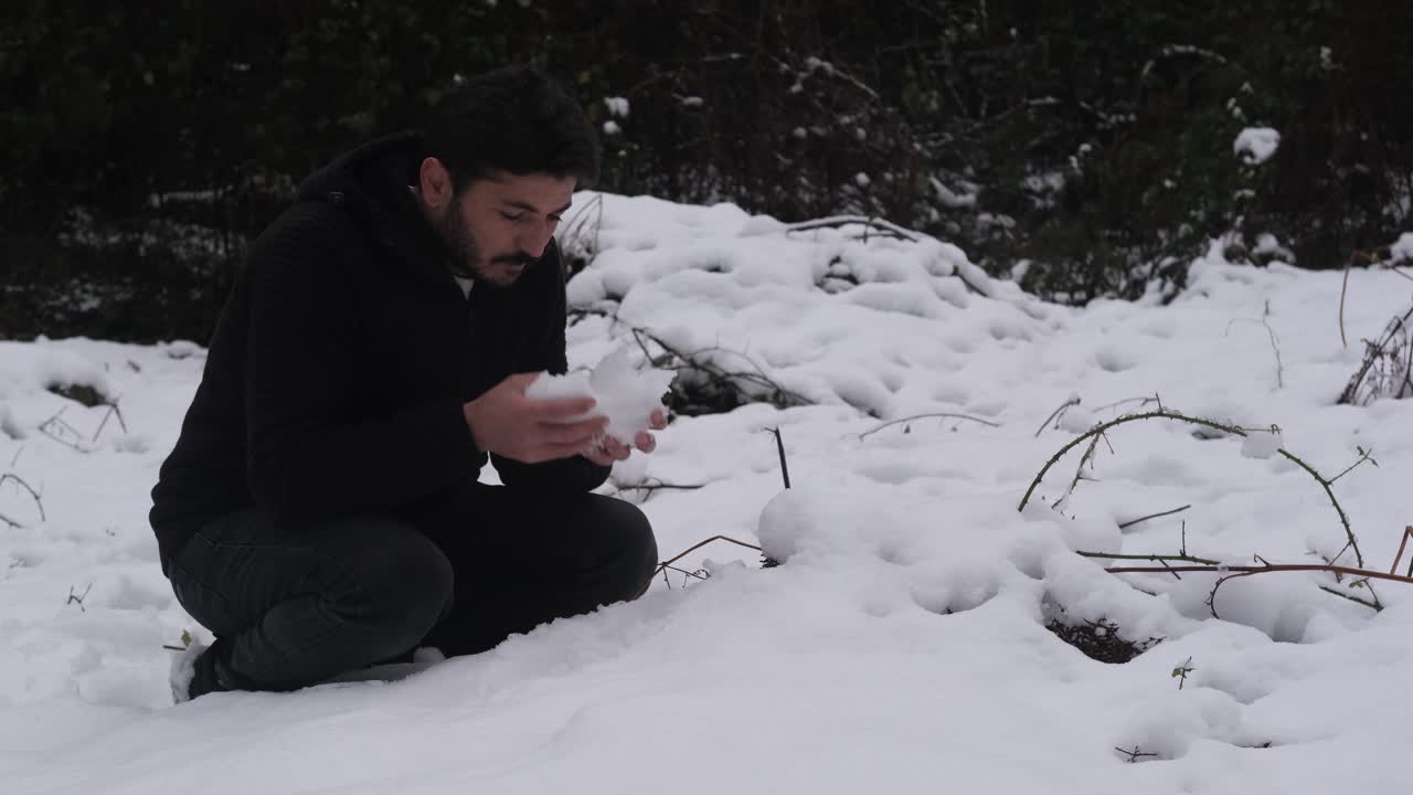 남자가 눈을 만지다