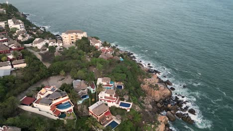 Casas-Sobre-Acantilados-Con-Piscinas-En-Puerto-Escondido,-Oaxaca,-México.