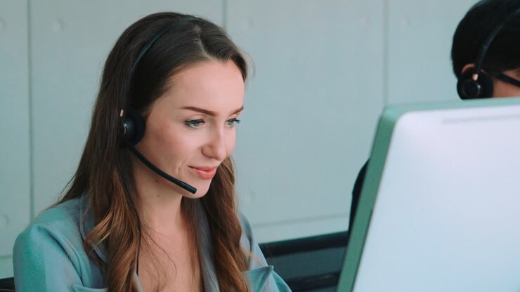 Forretningsfolk med headset som jobber på kontor