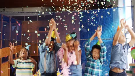 niños divirtiéndose durante la fiesta de cumpleaños 4k