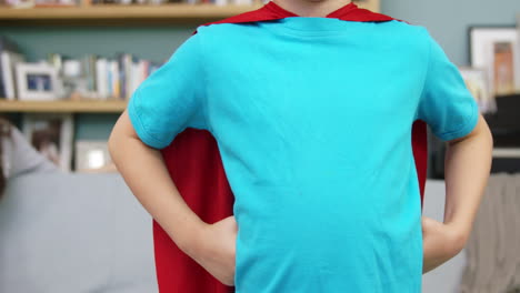 un niño pequeño fingiendo ser un superhéroe.
