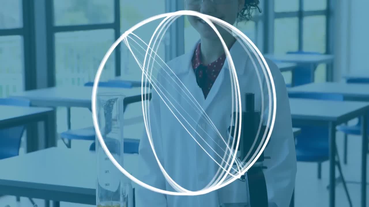 forma circular geométrica abstracta girando contra el retrato de una chica caucásica sonriendo en el laboratorio