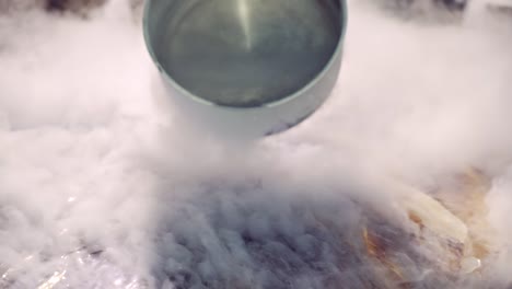 presentación de la preparación de helados con nitrógeno líquido en el fondo de humo blanco.