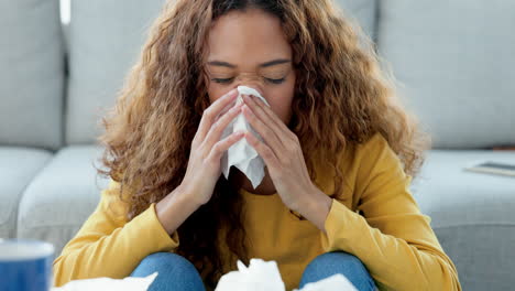 mujer joven enferma con gripe o alergia estornudando