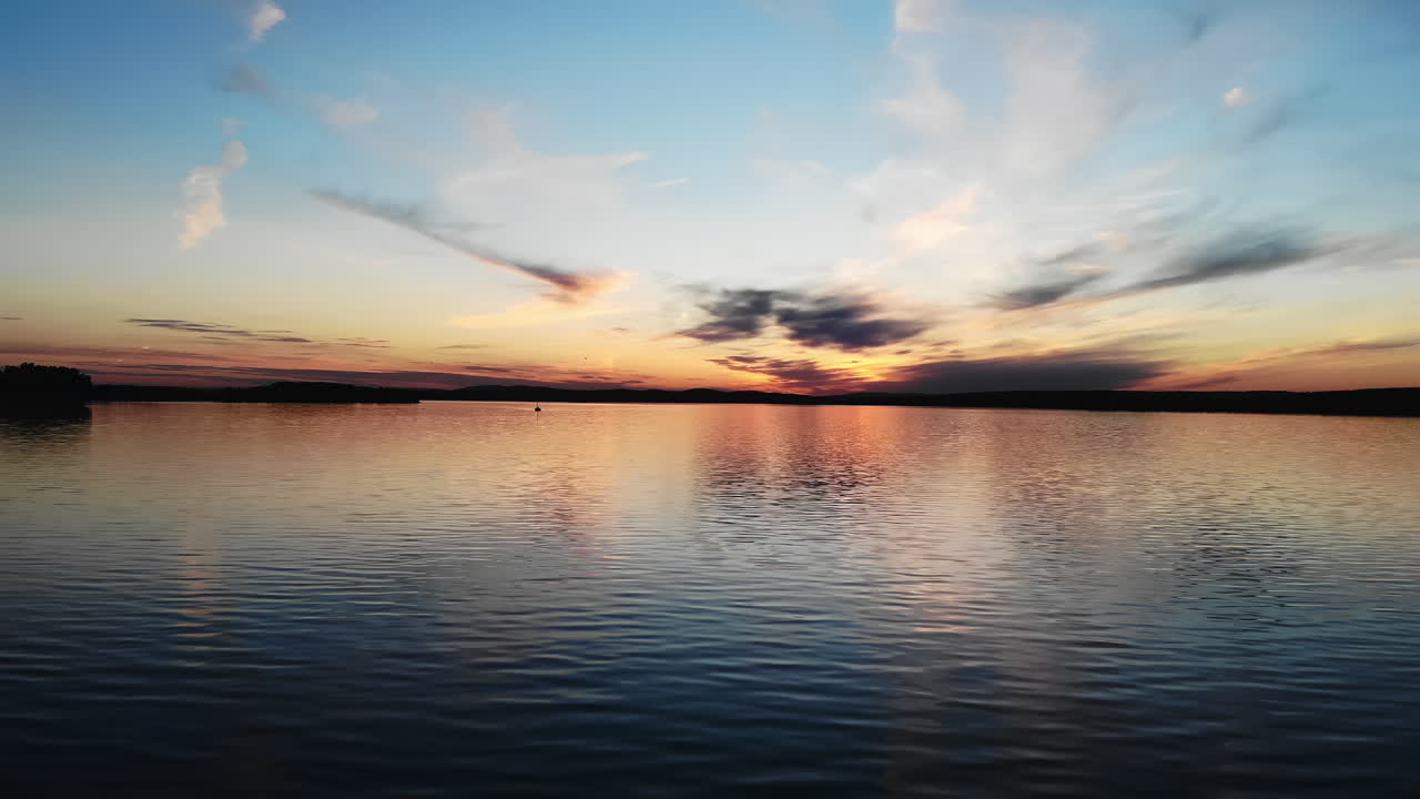 puesta de sol sobre un lago tranquilo