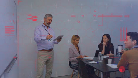 animación del procesamiento de datos financieros sobre diversas personas de negocios en la oficina