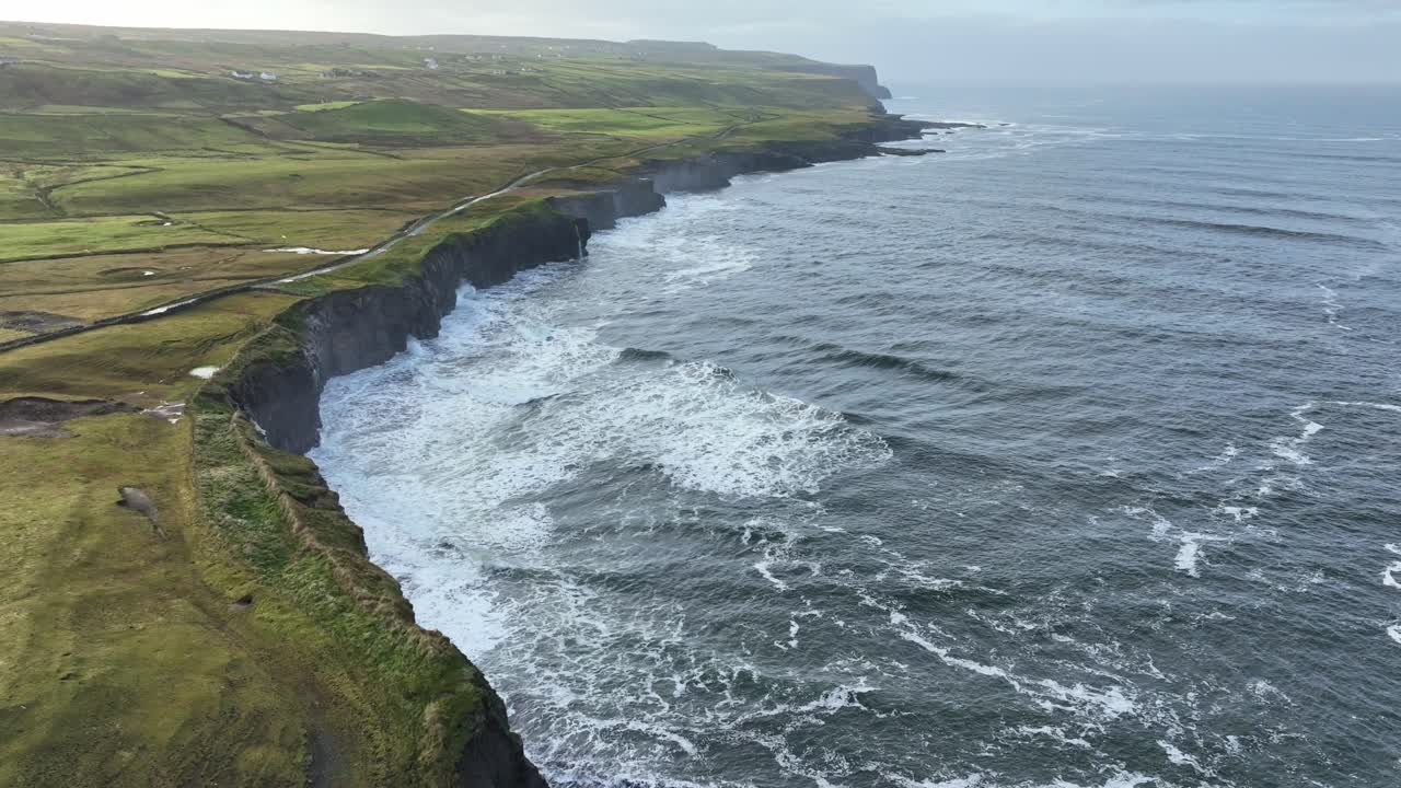 drone al oeste de irlanda acantilados marinos en doolin alta mar y olas en un día de noviembre en invierno en el salvaje camino atlántico