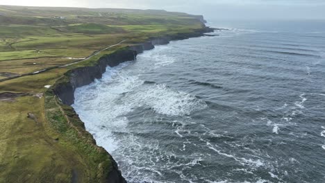 Drone-Al-Oeste-De-Irlanda,-Acantilados-Marinos-En-Doolin-En-Alta-Mar-Y-Olas-En-Un-Día-De-Noviembre-En-Invierno-En-El-Camino-Salvaje-Del-Atlántico