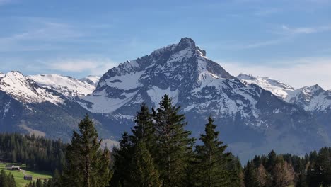 Hohe-Schneebedeckte-Bergrücken-Der-Schweizer-Alpen