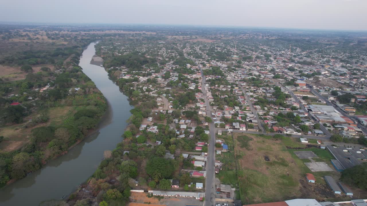 Guanarito, Portuguesa, Small rural town located next to a winding river