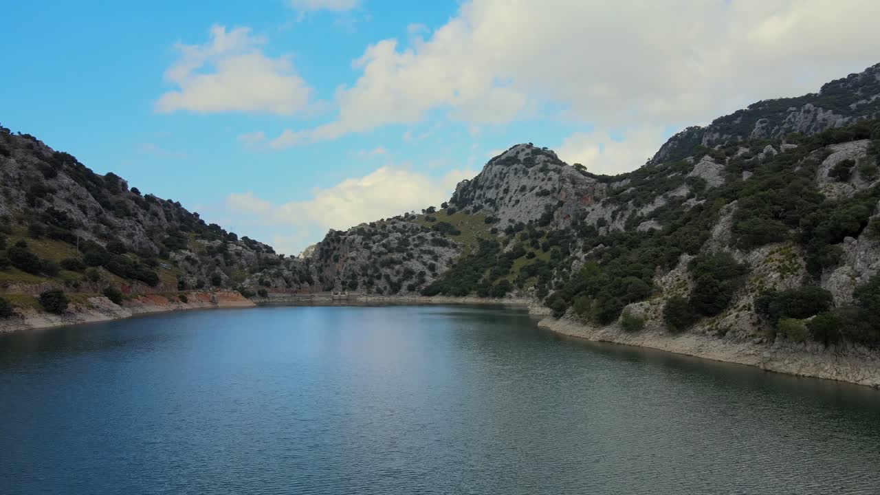 Explore the captivating landscape of Gorg Blau in Mallorca, with its tranquil waters and majestic Sierra de Tramuntana mountains. Perfect for nature lovers and adventurers.