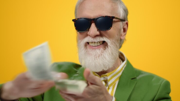 Homme heureux ayant de l'argent à l'intérieur. Homme satisfait dispersant des billets de banque en studio.