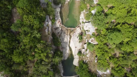 Aufgestauter-Fluss,-Der-Aus-Dem-Berg-Fließt