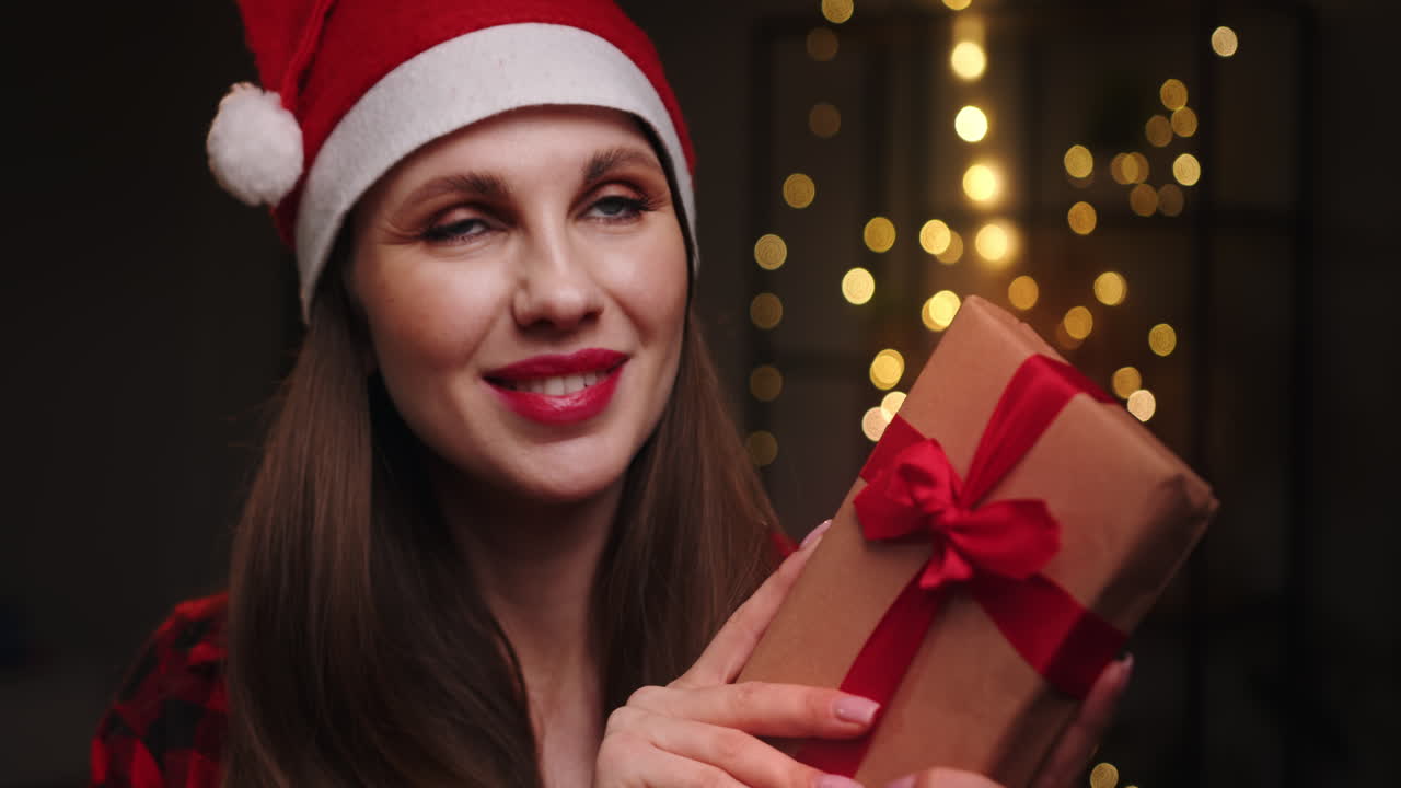 mujer con regalo de navidad