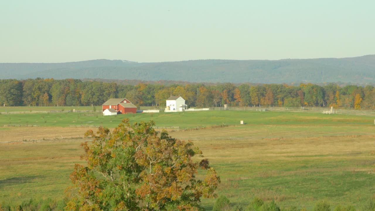 붉은 헛간이 있는 게티즈버그 전투 농지의 와이드 샷