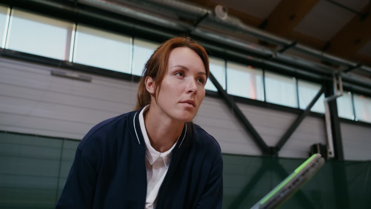 mujer jugando al tenis de interior