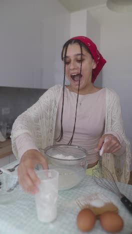mujer horneando en la cocina