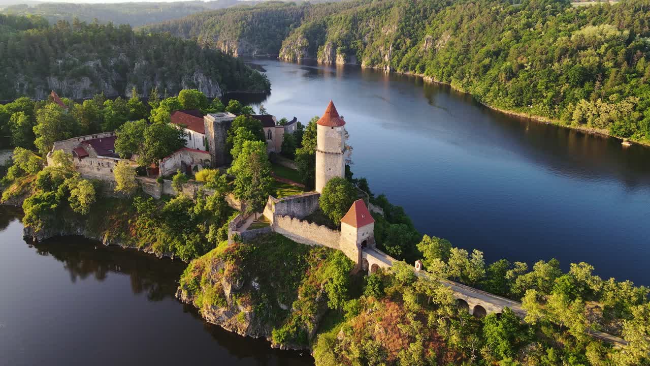 Lo storico Castello di Zvíkov si erge maestosamente sopra i fiumi Moldava e Otava, ripresa da drone