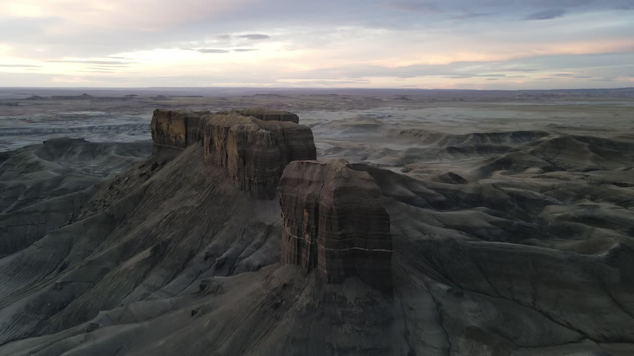 revelando una foto aérea del terreno rocoso cerca de factory butte, utah