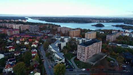 volando hacia la arquitectura moderna de un apartamento con casas residenciales