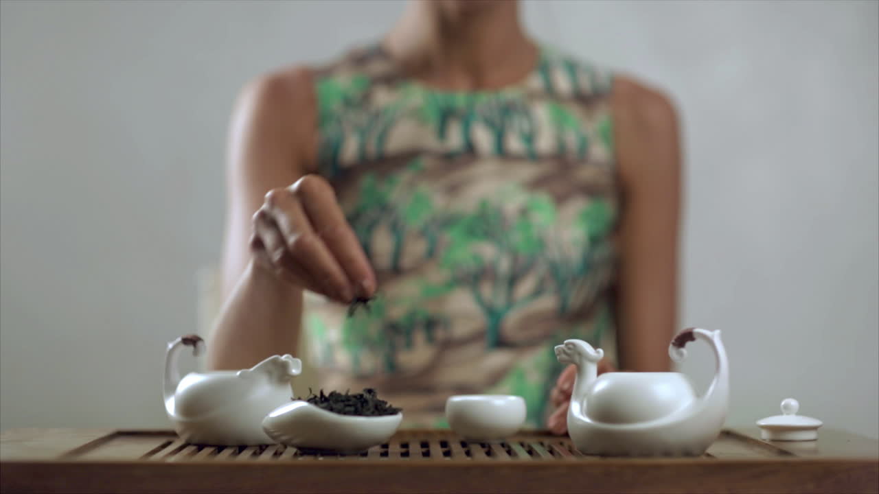 전통적 인 녹차 양조. 준비 차  ⁇ 비 와 마시는 컵